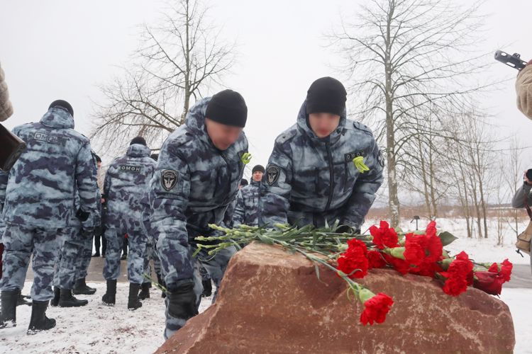 На Невском пятачке представители ГУ Росгвардии почтили память защитников и жителей блокадного Ленинграда