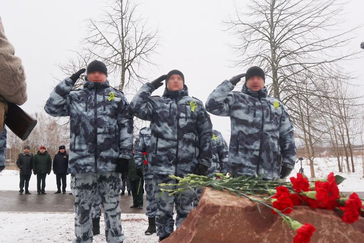 На Невском пятачке представители ГУ Росгвардии почтили память защитников и жителей блокадного Ленинграда
