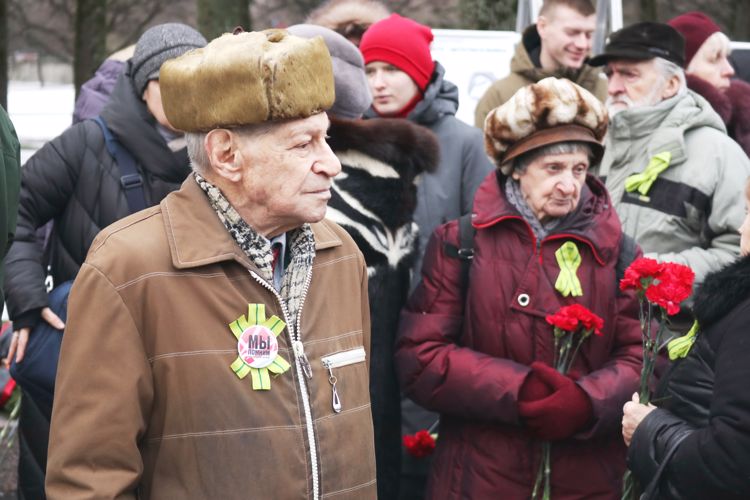 Представители ГУ Росгвардии приняли участие в общегородском мероприятии на Пискарёвском мемориальном кладбище