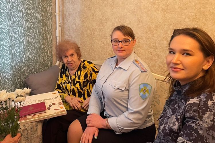 Сотрудники Росгвардии навестили ветеранов Великой Отечественной войны и службы