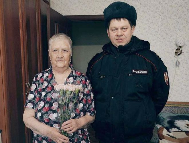 Сотрудники Росгвардии навестили ветеранов Великой Отечественной войны и службы