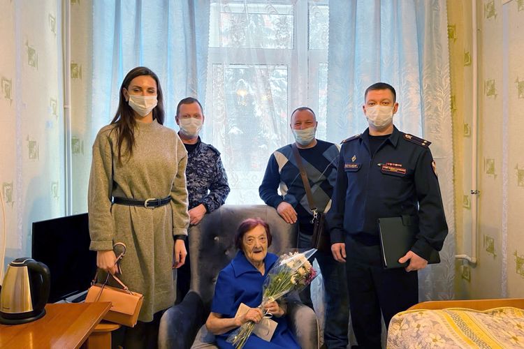 Представители Росгвардии поздравили ветерана вневедомственной охраны со 102-летием
