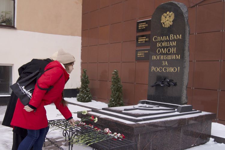 Сотрудники ОМОН Росгвардии провели урок мужества для петербургских старшеклассников