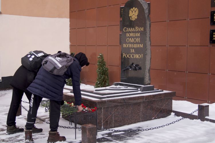 Сотрудники ОМОН Росгвардии провели урок мужества для петербургских старшеклассников