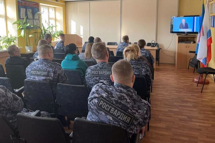 В Санкт-Петербурге и Ленинградской области сотрудники Росгвардии посмотрели послание президента России Федеральному собранию
