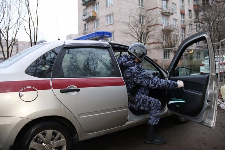 В Красногвардейском районе наряд Росгвардии задержал подозреваемых в незаконном хранении наркотиков