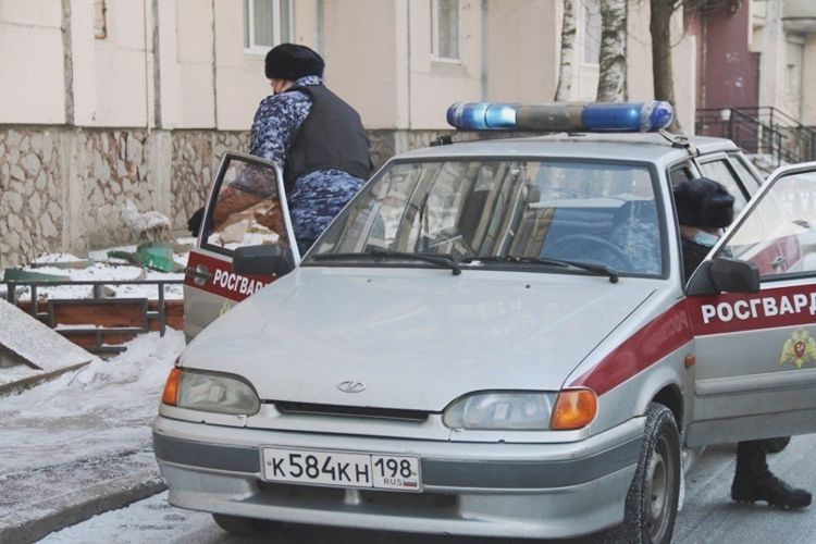 В Сясьстрое сотрудники Росгвардии и полиции задержали гражданина, угрожавшего убийством своей знакомой