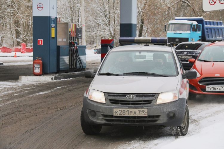 В Колпино росгвардейцы задержали водителя, который уехал с АЗС, не расплатившись за топливо