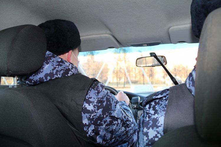 В Калининском районе сотрудники Росгвардии задержали разыскиваемую правонарушительницу