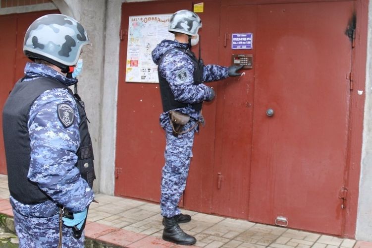 В Кировском районе наряд Росгвардии задержал правонарушителя, который нанес побои соседям