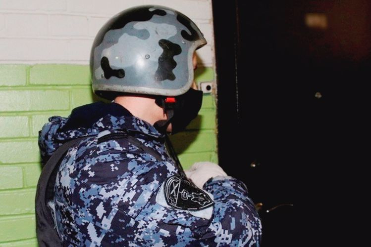 В Невском районе наряд Росгвардии задержал вооруженного ножом рецидивиста, угрожавшего убийством женщине
