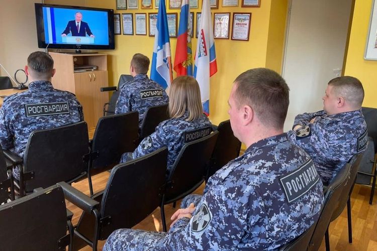 В Санкт-Петербурге и Ленинградской области сотрудники Росгвардии посмотрели послание президента России Федеральному собранию