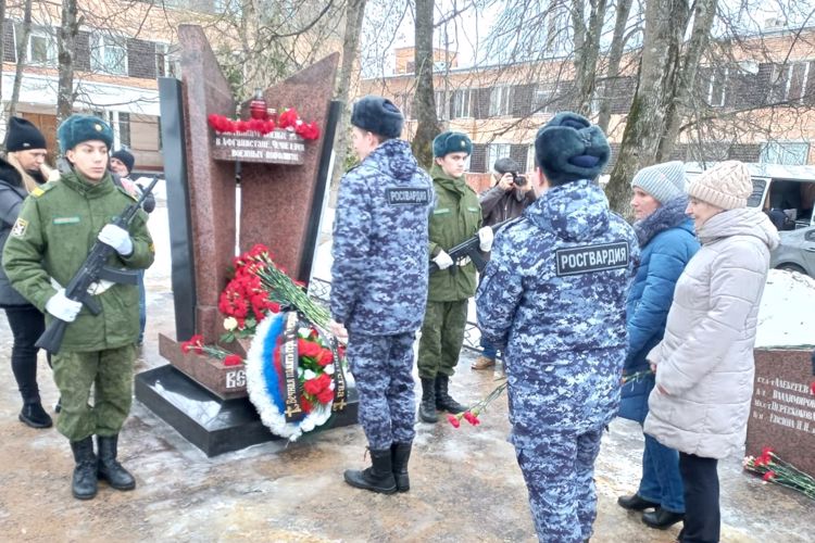 Представители вневедомственной охраны Санкт-Петербурга и Ленинградской области почтили память воинов-интернационалистов