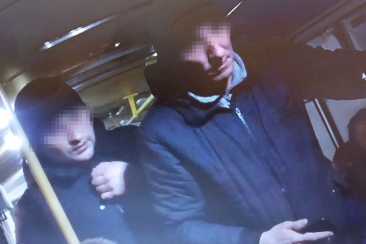 В Гатчинском районе росгвардейцы задержали правонарушителей, напавших на водителя маршрутного автобуса