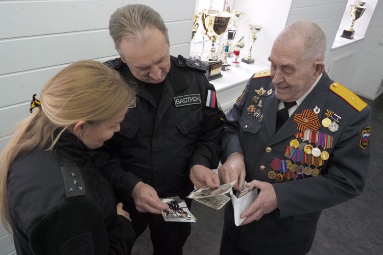 Ветеранов ОМОН «Бастион» Росгвардии поздравили с 75-летием со дня создания оперполка милиции ГУВД Леноблгорисполкомов