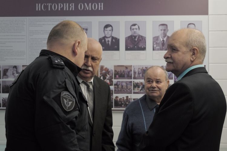 Ветеранов ОМОН «Бастион» Росгвардии поздравили с 75-летием со дня создания оперполка милиции ГУВД Леноблгорисполкомов