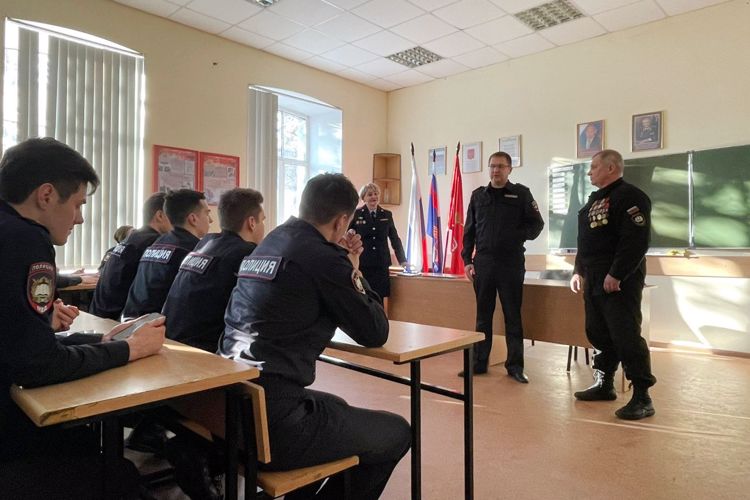 Ветеран ОМОН (на транспорте) «Балтика» провел встречу с курсантами Университета МВД России
