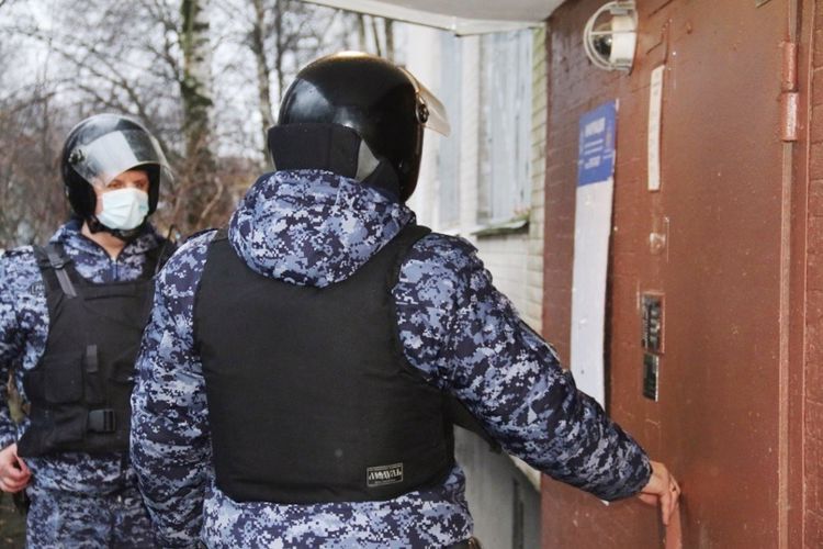 В Кировском районе наряд Росгвардии задержал хулиганов, повредивших входную дверь соседней квартиры из-за сделанного замечания