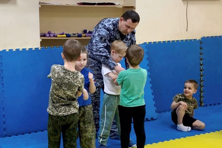 Для юных воспитанников военно-патриотического клуба «Витязь» сотрудники Росгвардии провели тренировку по самообороне