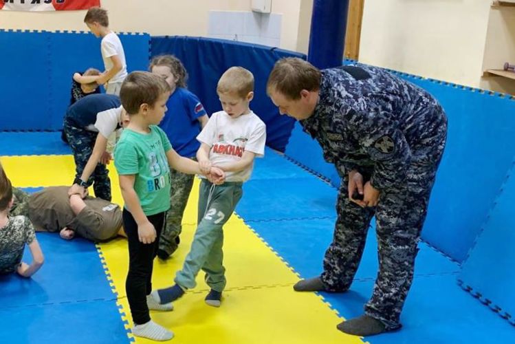 Для юных воспитанников военно-патриотического клуба «Витязь» сотрудники Росгвардии провели тренировку по самообороне