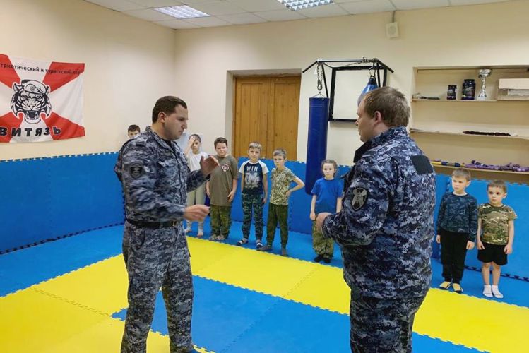 Для юных воспитанников военно-патриотического клуба «Витязь» сотрудники Росгвардии провели тренировку по самообороне