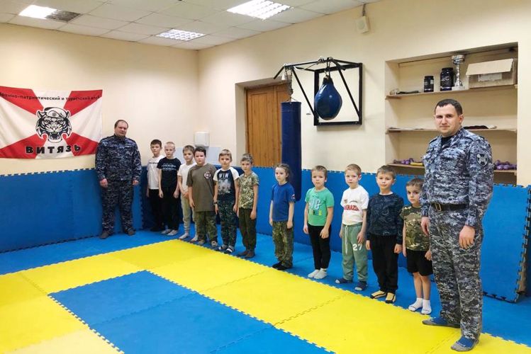 Для юных воспитанников военно-патриотического клуба «Витязь» сотрудники Росгвардии провели тренировку по самообороне