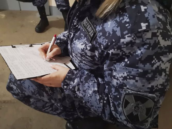 В Санкт-Петербурге сотрудники Росгвардии проводят профилактические мероприятия в области оборота гражданского оружия