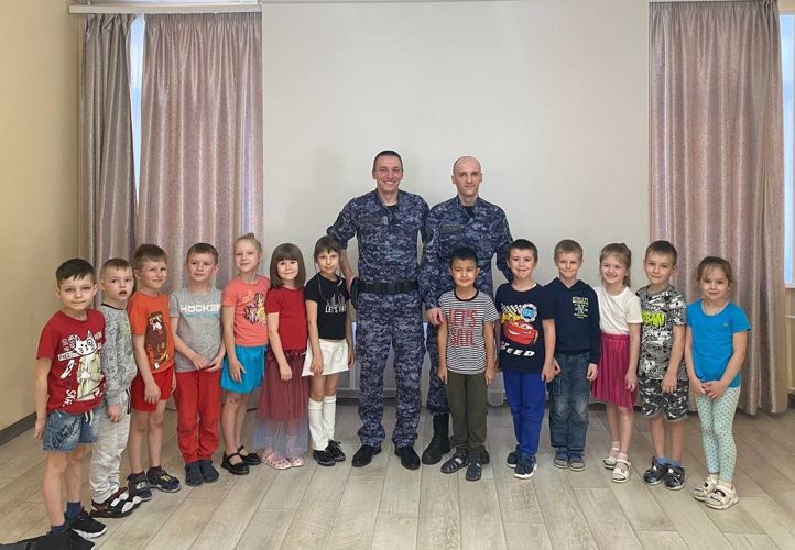 Представители Росгвардии провели занятия для воспитанников детского сада и младших школьников
