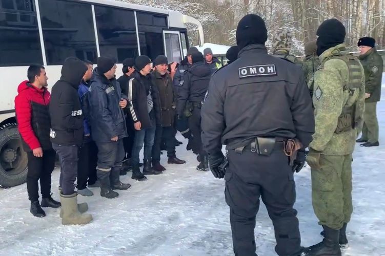 В Ленобласти сотрудники ОМОН Росгвардии оказали содействие Пограничной службе ФСБ в проведении профилактических мероприятий
