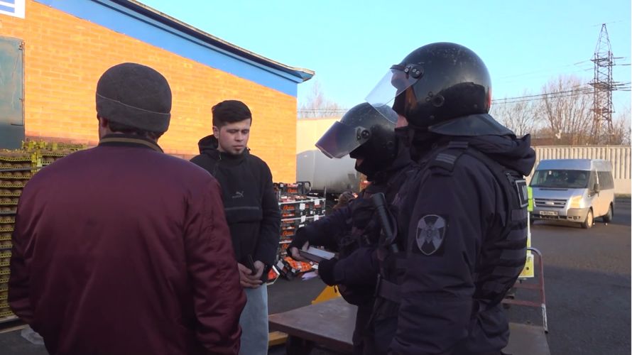 Сотрудники ОМОН обеспечили проведение рейда по проверке соблюдения миграционного законодательства