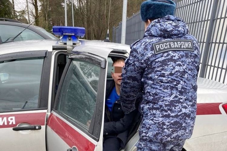 Во Всеволожске наряд Росгвардии задержал нетрезвого гражданина, размахивавшего ножом в пункте выдачи интернет-заказов