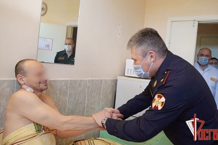 Представители Росгвардии посетили в больнице сотрудника ОМОН, раненного при задержании вооруженного преступника