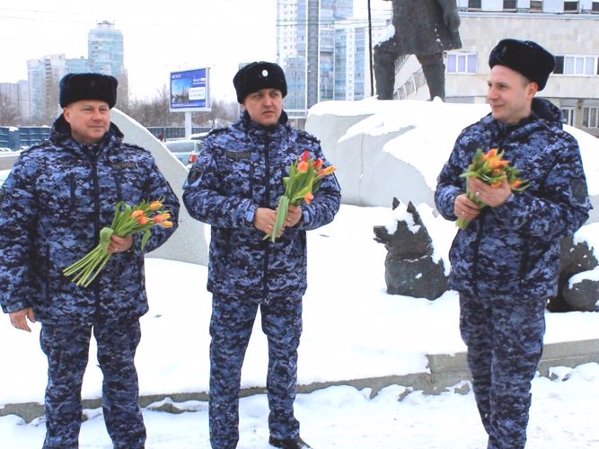 В Василеостровском районе сотрудники вневедомственной охраны поздравили петербурженок с Международным женским днем