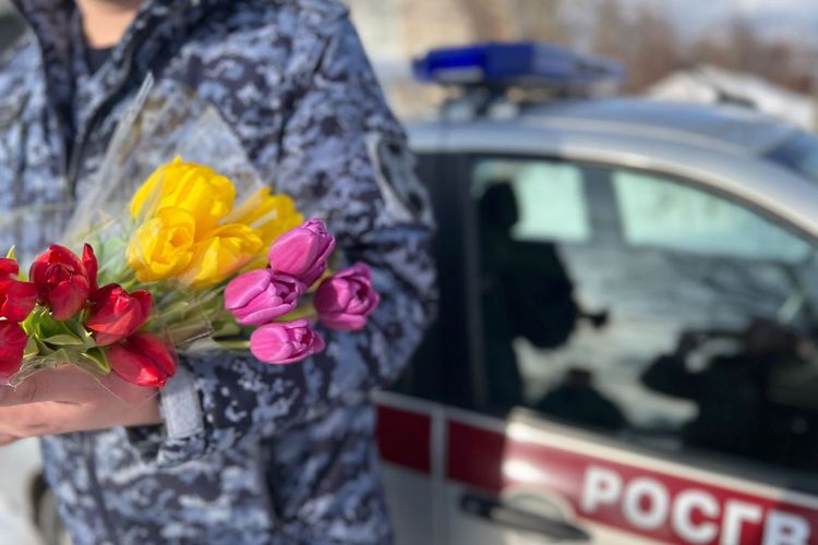 В Лодейном Поле росгвардейцы поздравили женщин с праздником