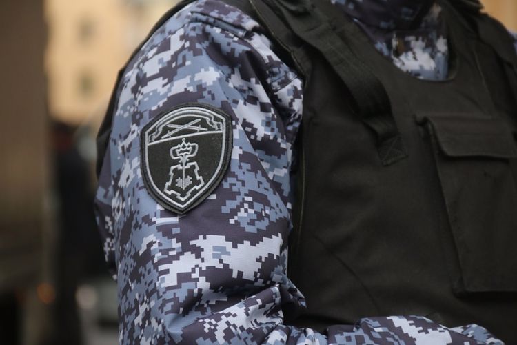 В Невском районе наряд Росгвардии задержал посетителя гипермаркета, ножом угрожавшего работнику магазина