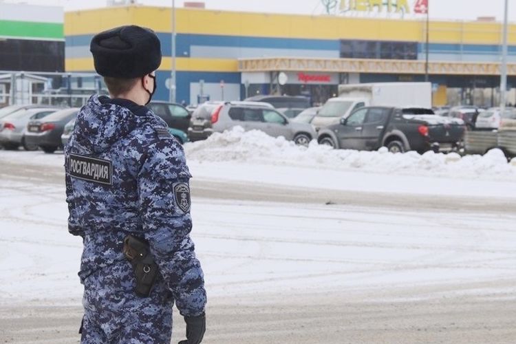 В Выборгском районе наряд вневедомственной охраны задержал посетителя магазина, совершившего кражу обуви