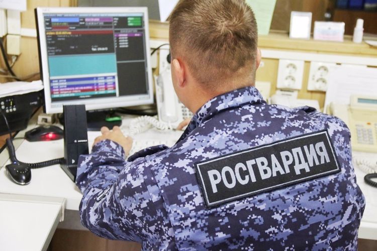 В Московском районе наряд Росгвардии задержал разыскиваемого правонарушителя, нарушавшего общественный порядок на территории ЖК