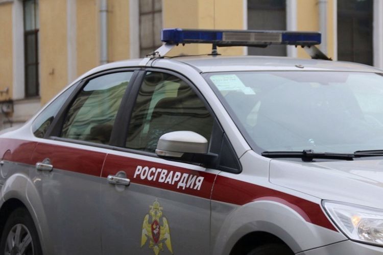 В Центральном районе наряд Росгвардии задержал правонарушителя, рисовавшего граффити на территории локомотивного депо