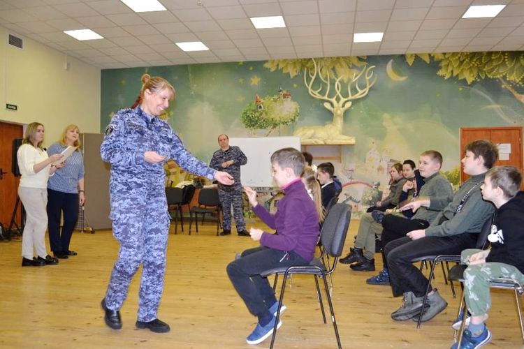 В рамках проекта «Дни Росгвардии» петербургские росгвардейцы рассказали подрастающему поколению о деятельности вневедомственной охраны