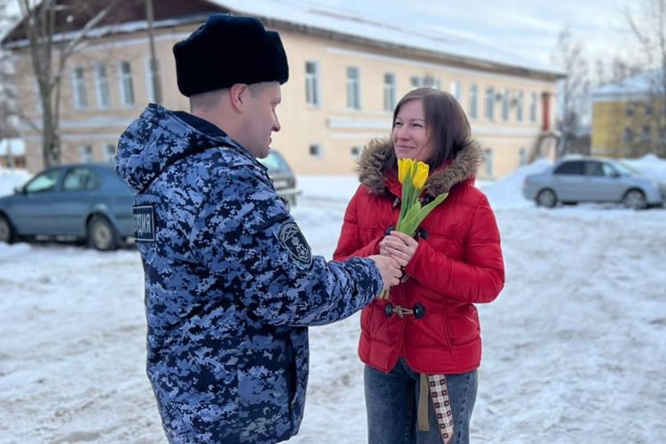В Лодейном Поле росгвардейцы поздравили женщин с праздником