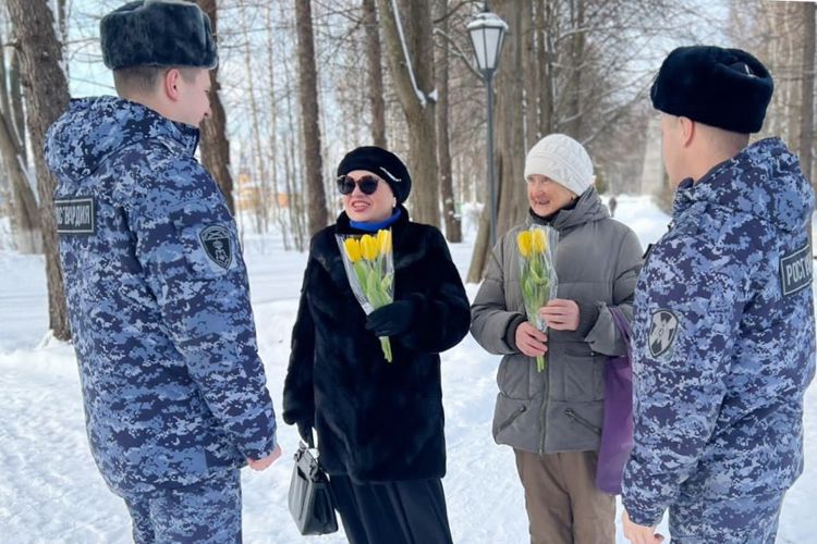 В Лодейном Поле росгвардейцы поздравили женщин с праздником