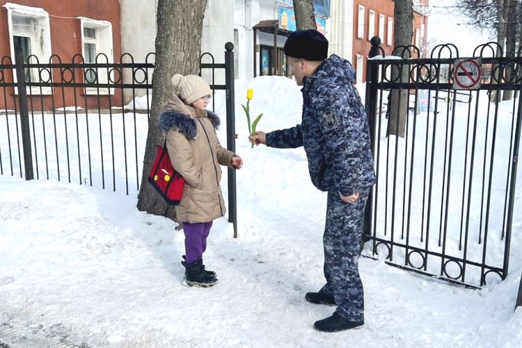 В Лодейном Поле росгвардейцы поздравили женщин с праздником