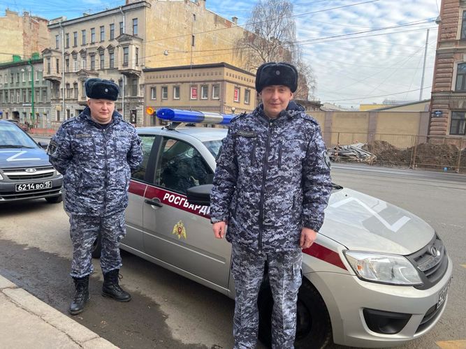 Сотрудники Росгвардии обнаружили потерявшуюся в центре города девочку и подарили ей плюшевого лисёнка