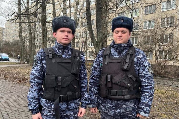 В Купчино сотрудники Росгвардии, прибыв по сигналу "тревога", оказали первую помощь гражданину
