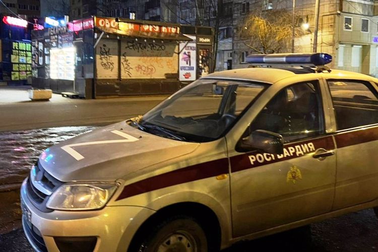 Сотрудники Росгвардии задержали хулиганов, рисовавших граффити на торговых павильонах в Выборгском районе
