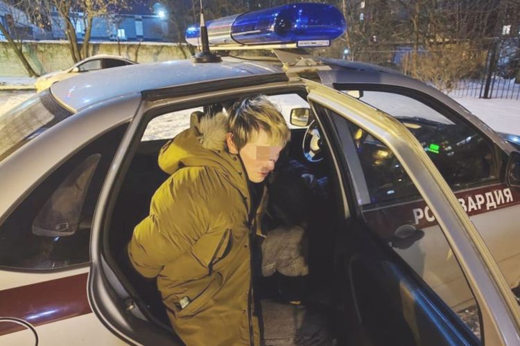В Красногвардейском районе наряд вневедомственной охраны задержал хулигана, разбившего витрину магазина