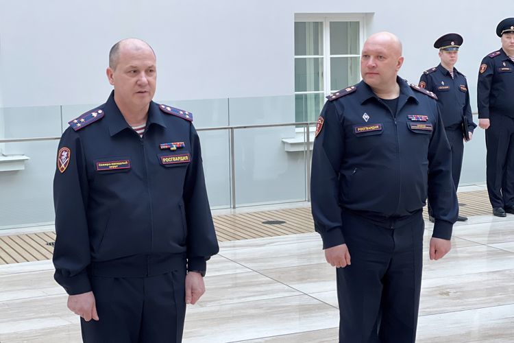 В Санкт-Петербурге сотрудникам вневедомственной охраны Росгвардии вручили внеочередные специальные звания