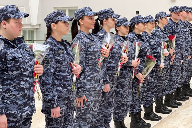 В Санкт-Петербурге сотрудникам вневедомственной охраны Росгвардии вручили внеочередные специальные звания