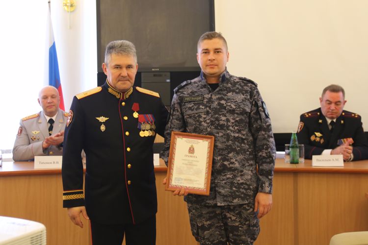 В Главном управлении Росгвардии по Санкт-Петербургу и Ленинградской области наградили отличившихся сотрудников и военнослужащих