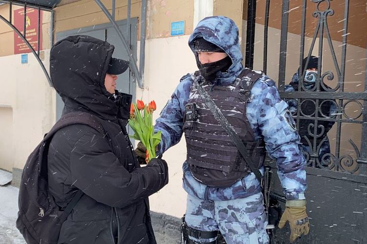 Сотрудники ОМОН Росгвардии поздравили жительниц Санкт-Петербурга с 8 марта